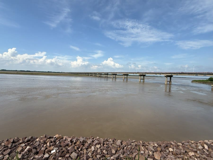 黄河岸边与远处横跨水面的桥梁